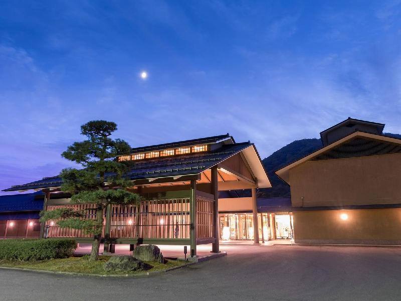 Hanamaki Onsen Kashoen entrance and garden beneath an evening sky