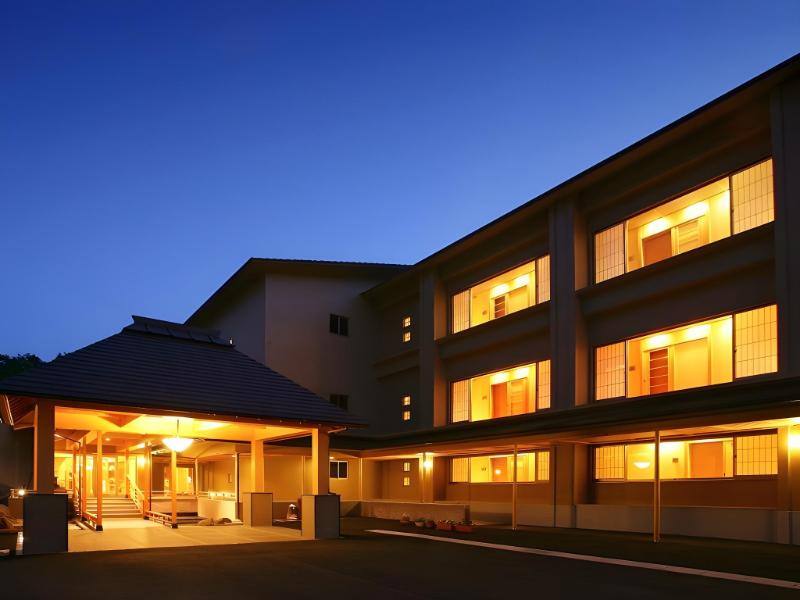 Ryokan Yusen Shidate entrance and lit guest-room windows at dusk