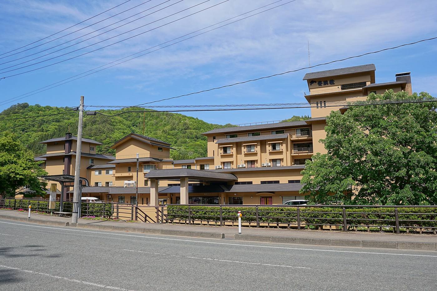 Airinkan’s hotel facade beside the road at Shin-Namari Onsen.