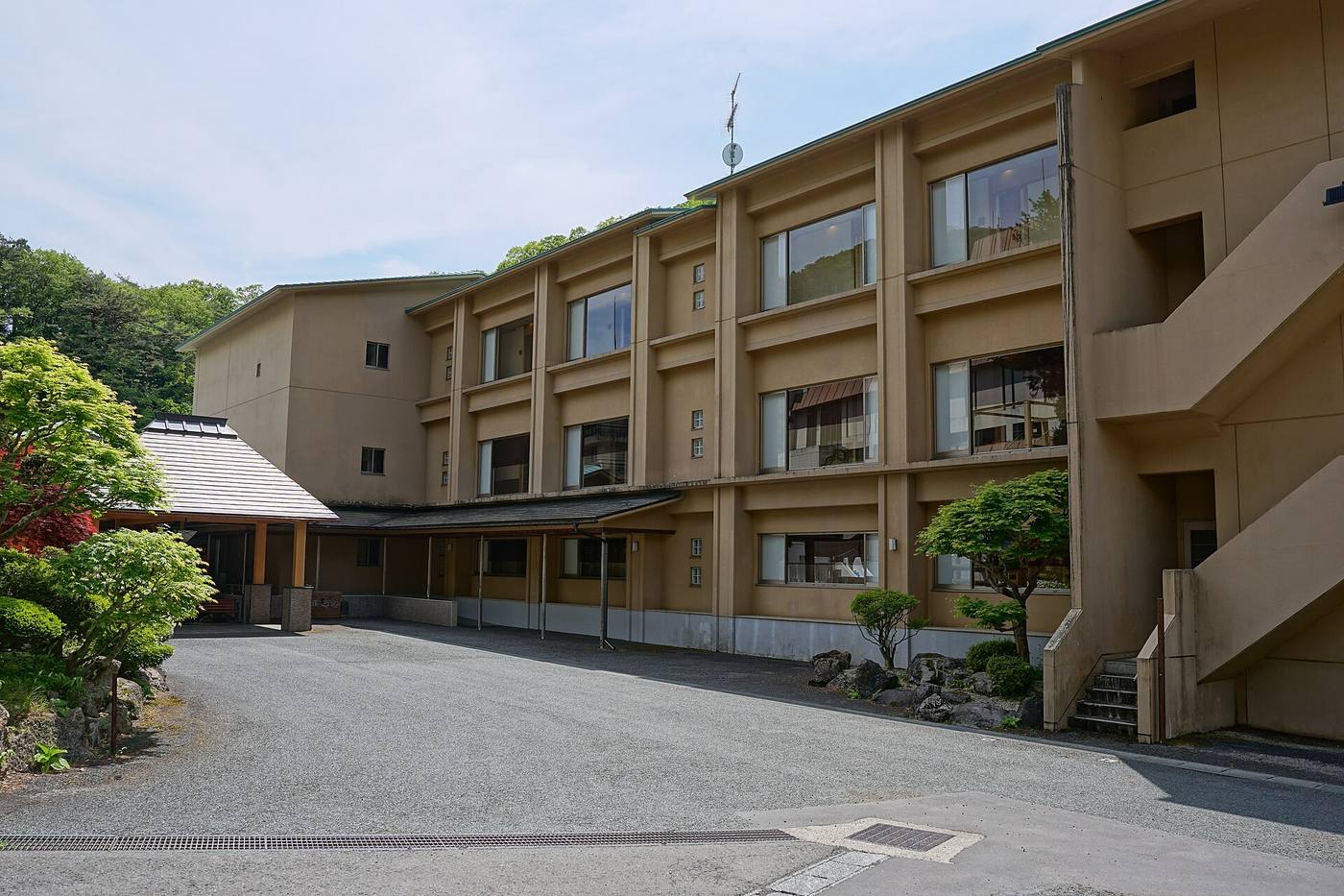 The entrance and exterior of Yusen Shidate at Shidotaira Onsen.